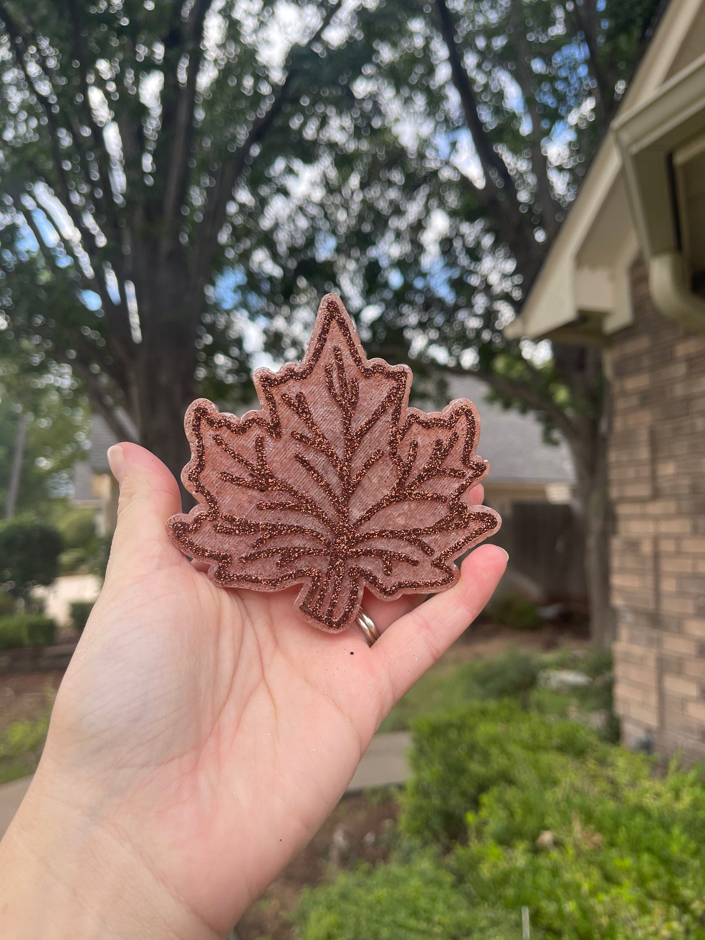 🍁Tan leaf with brown glitter🍁