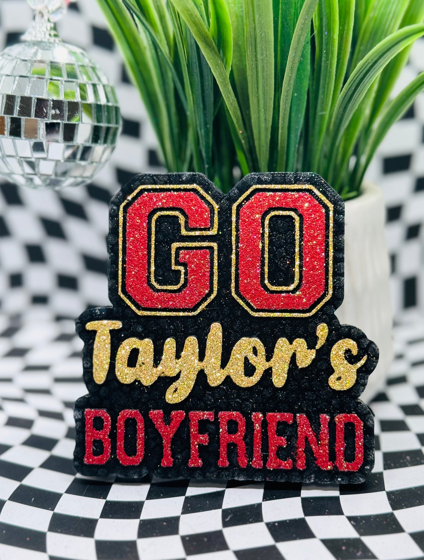 GO TAYLOR’S BOYFRIEND